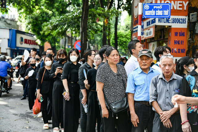 Dòng người xếp hàng dài nhiều km chờ viếng Tổng Bí thư Nguyễn Phú Trọng - Ảnh 1.