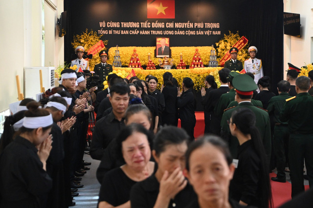 Hàng ngàn người chờ viếng Tổng Bí thư Nguyễn Phú Trọng tại Hội trường Thống Nhất - Ảnh 2.