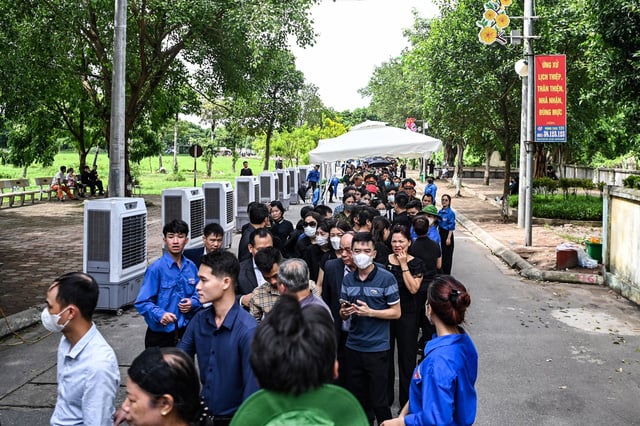 Hàng ngàn người chờ viếng Tổng Bí thư Nguyễn Phú Trọng tại Hội trường Thống Nhất - Ảnh 4.