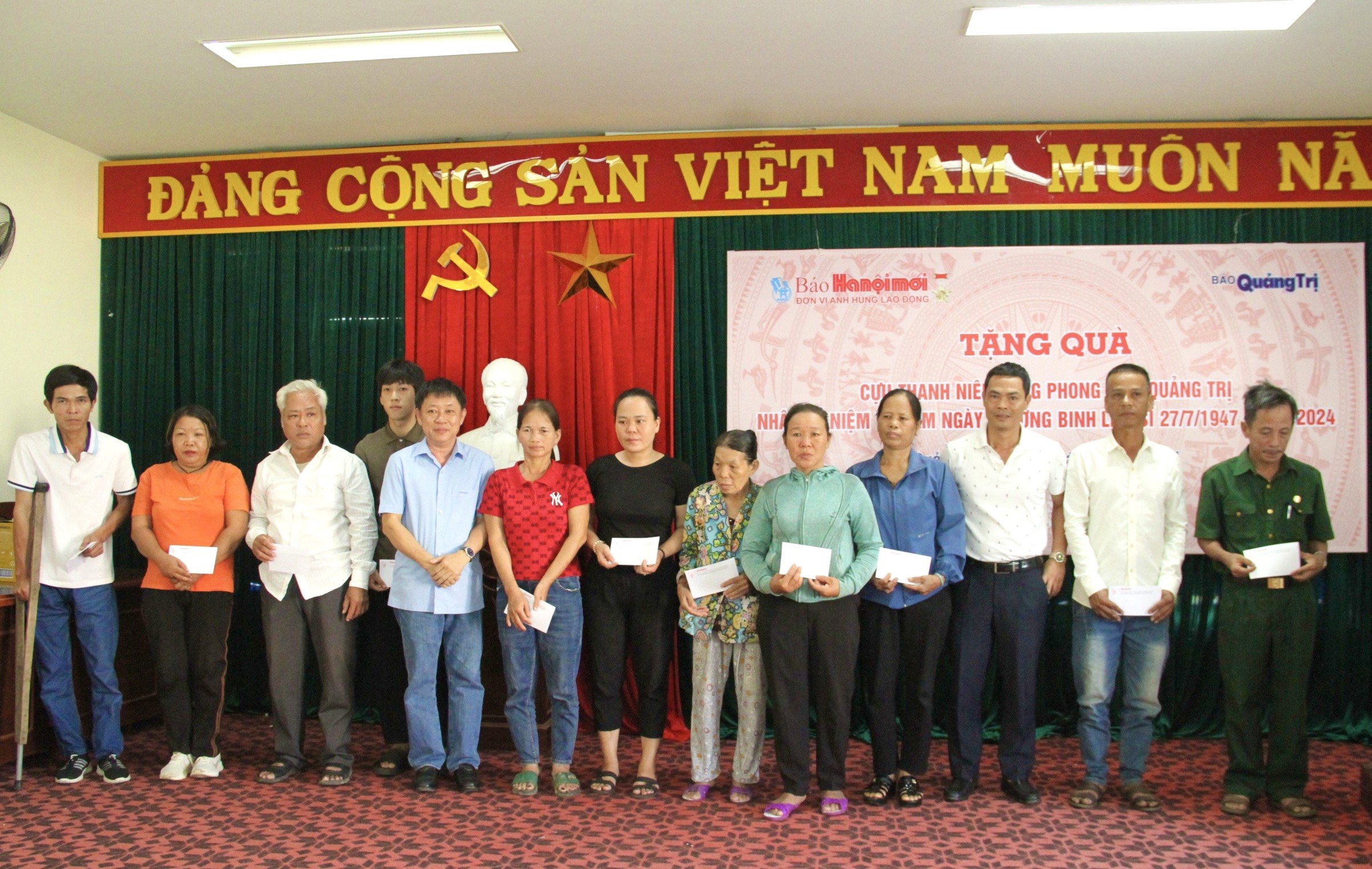 Journal Hanoi Moi - Journal Quang Tri : Offrir des cadeaux aux anciens jeunes volontaires