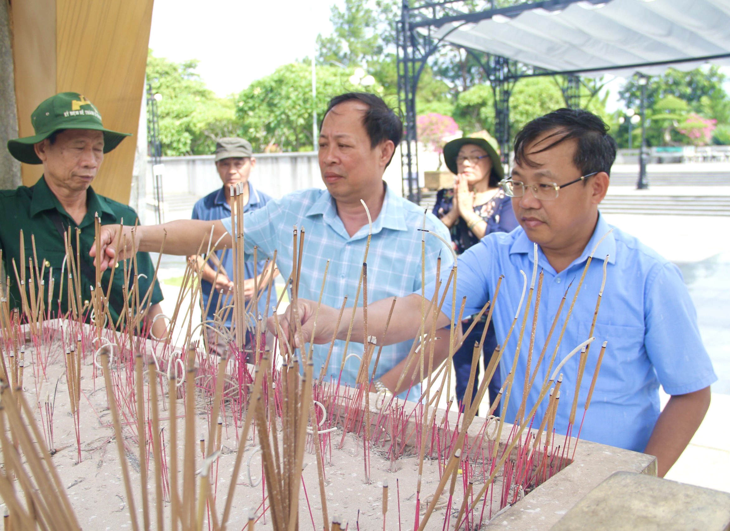 Báo Hà Nội Mới - Báo Quảng Trị: Tặng quà cho cựu thanh niên xung phong