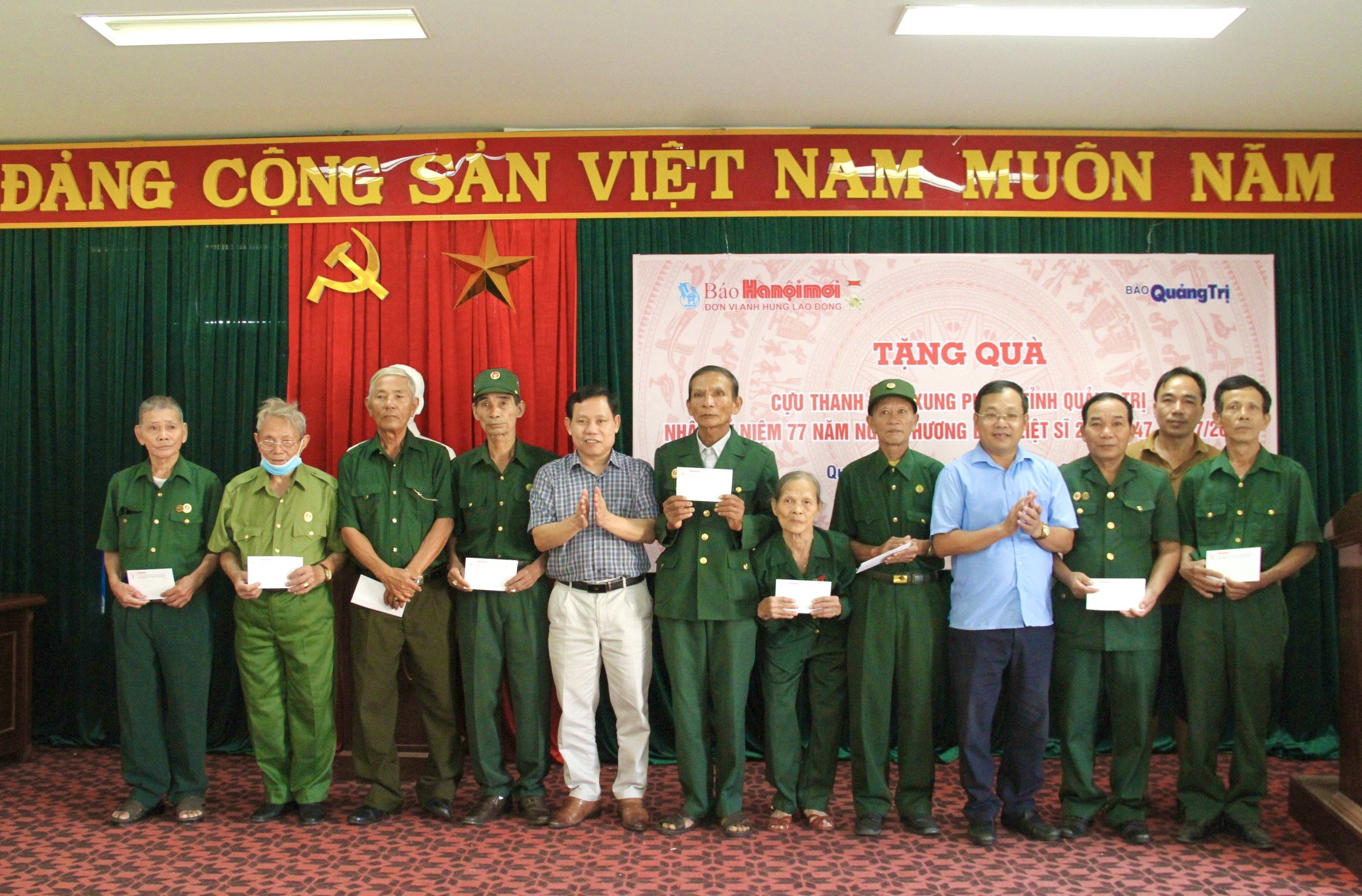 Journal Hanoi Moi - Journal Quang Tri : Offrir des cadeaux aux anciens jeunes volontaires