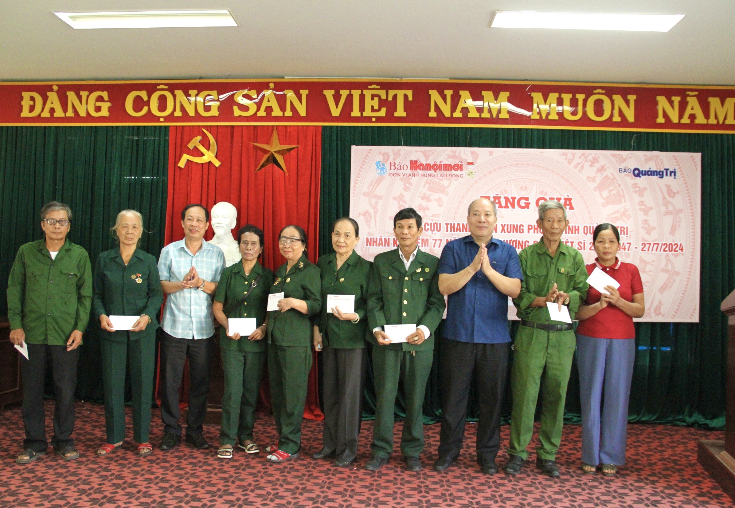 Journal Hanoi Moi - Journal Quang Tri : Offrir des cadeaux aux anciens jeunes volontaires