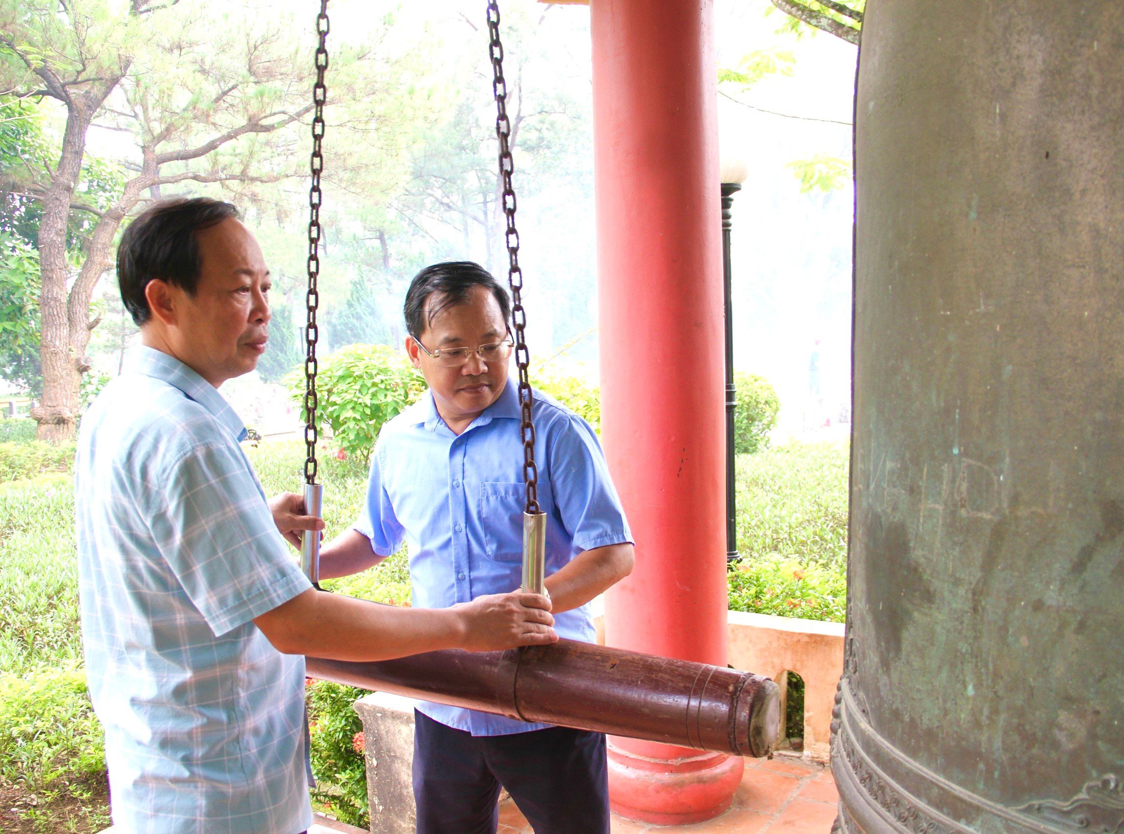 Journal Hanoi Moi - Journal Quang Tri : Offrir des cadeaux aux anciens jeunes volontaires