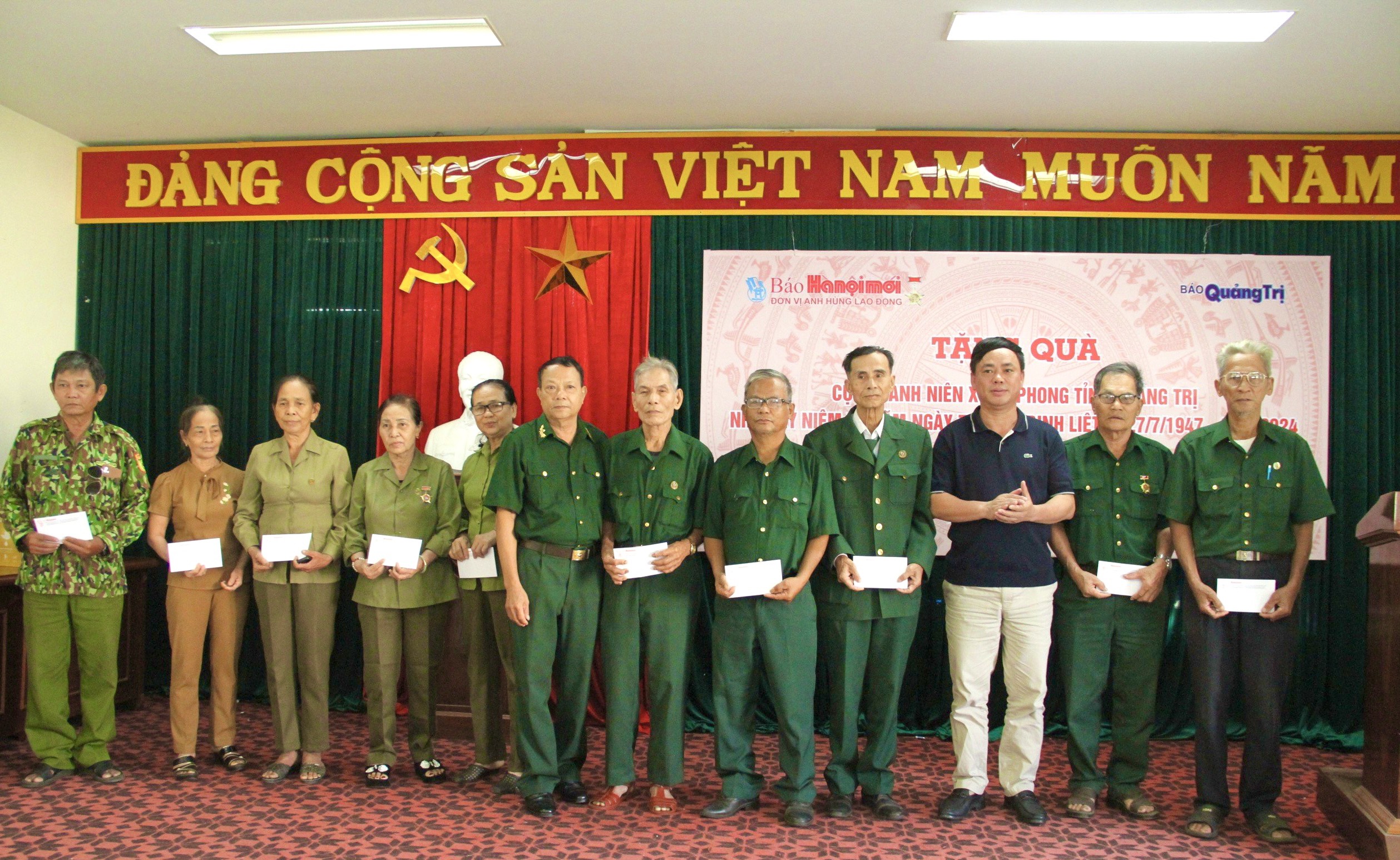 Journal Hanoi Moi - Journal Quang Tri : Offrir des cadeaux aux anciens jeunes volontaires