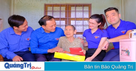 Visit and give gifts to Vietnamese Heroic Mothers