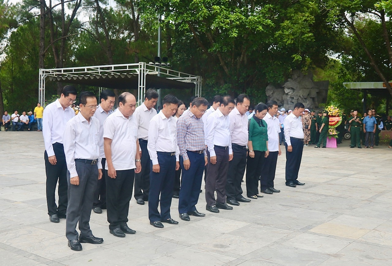 Đoàn công tác tỉnh Hậu Giang tri ân các anh hùng liệt sĩ, gia đình chính sách