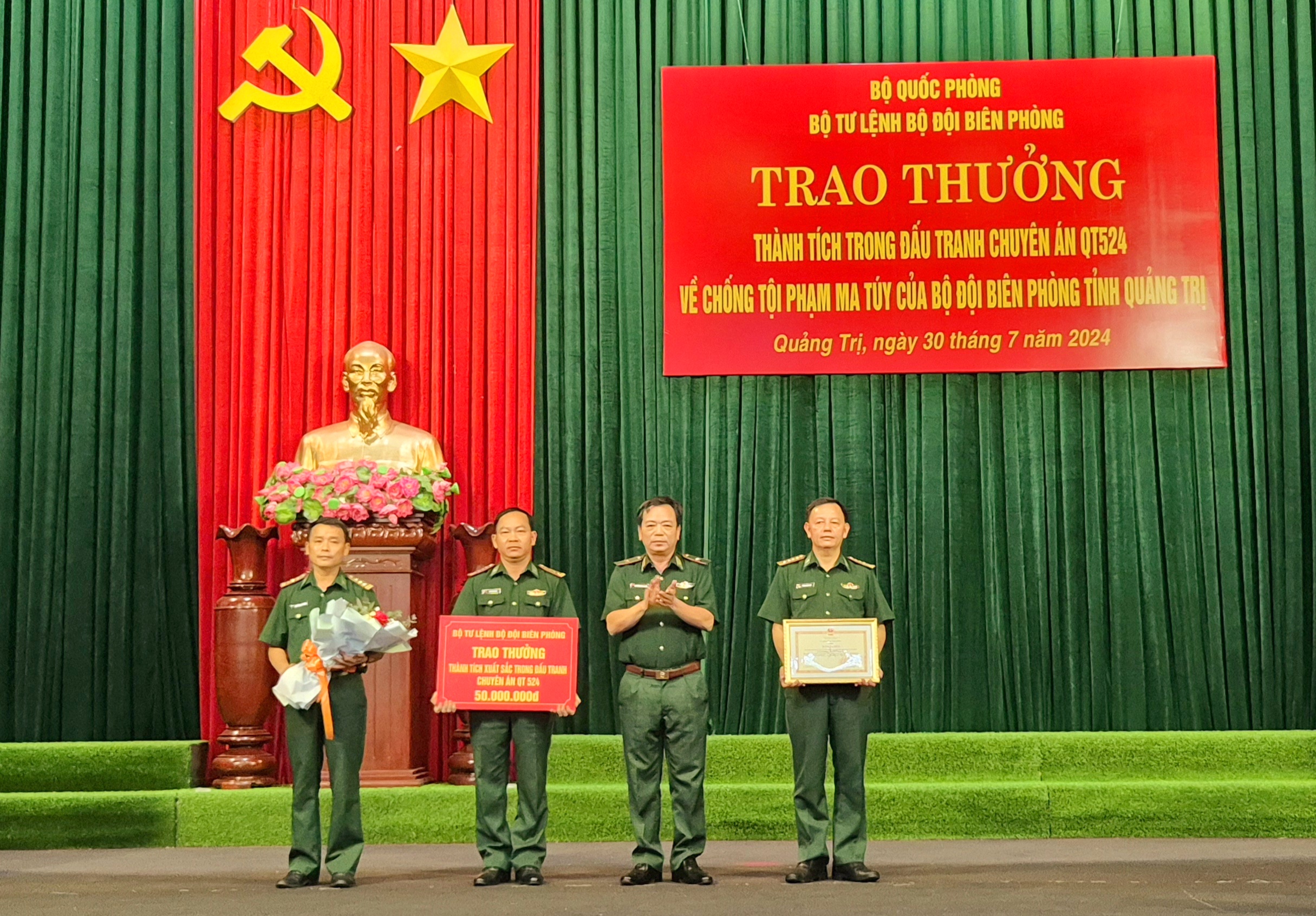 Khen thưởng thành tích đấu tranh phòng chống tội phạm ma túy