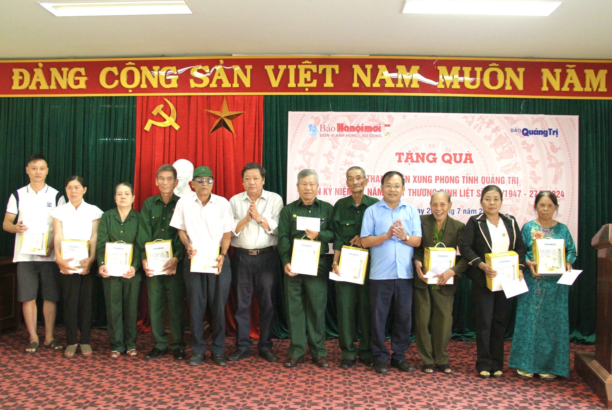 Journal Hanoi Moi - Journal Quang Tri : Offrir des cadeaux aux anciens jeunes volontaires