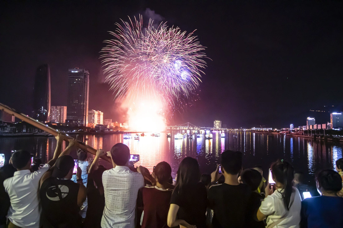 Cầu Sông Hàn chật kín người trước giờ diễn ra chung kết Lễ hội pháo hoa quốc tế Đà Nẵng - DIFF 2024 - Ảnh: THANH NGUYÊN