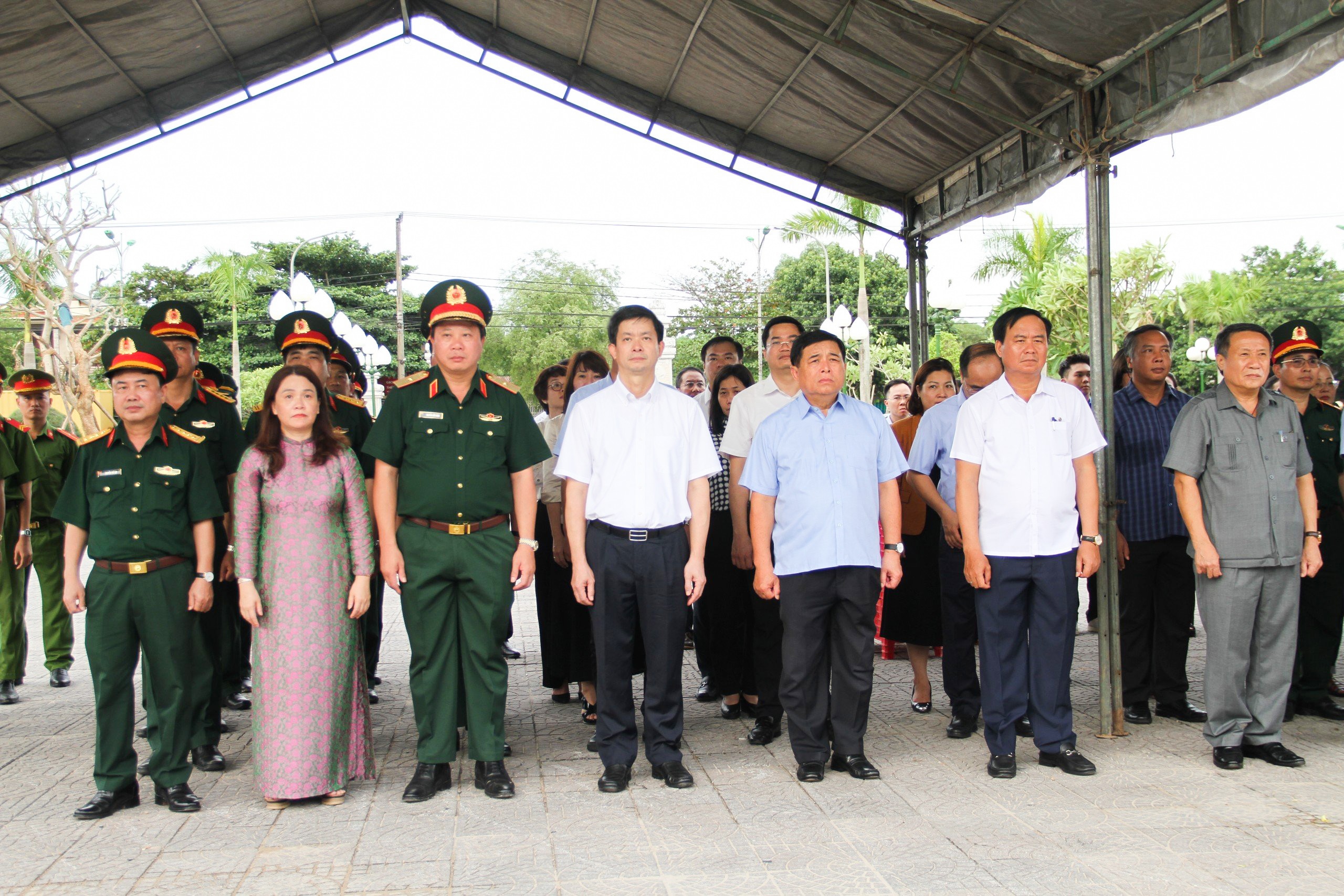 Bộ trưởng Bộ Kế hoạch và Đầu tư và lãnh đạo tỉnh Quảng Trị thực hiện các hoạt động tri ân