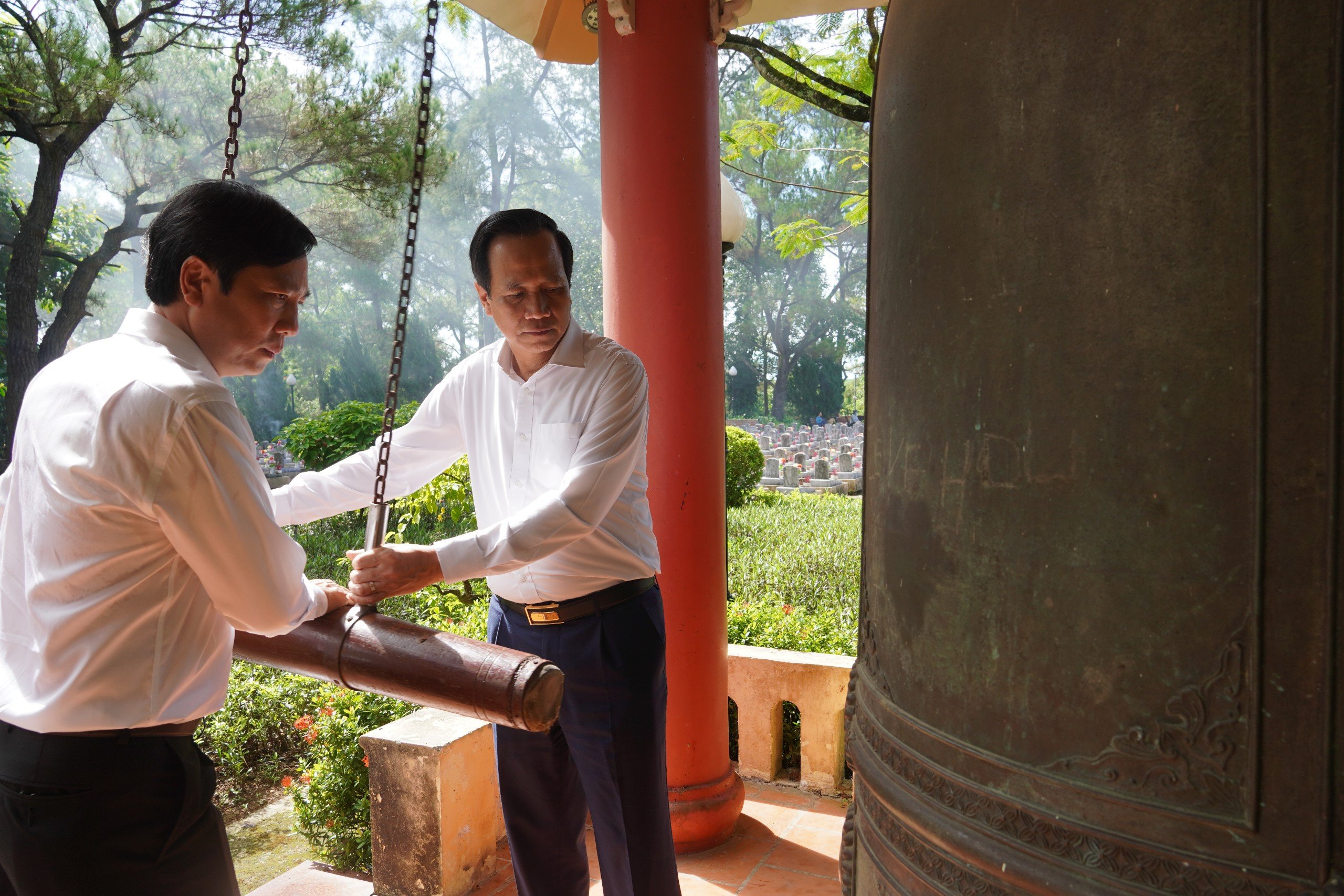 Bộ trưởng Bộ Lao động, Thương binh và Xã hội Đào Ngọc Dung tri ân các anh hùng, liệt sĩ