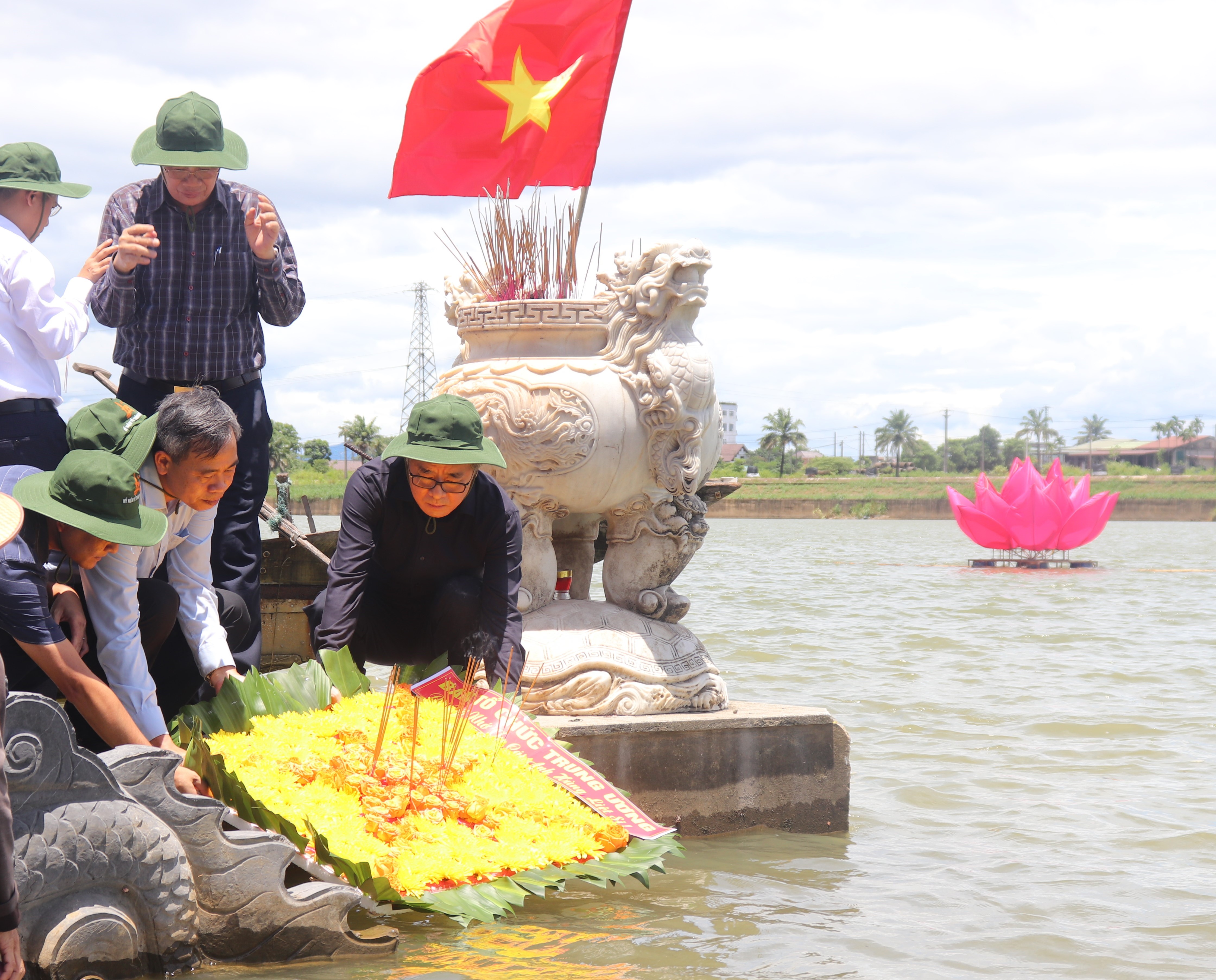 Đoàn công tác của Ban Tổ chức Trung ương tri ân các anh hùng liệt sĩ