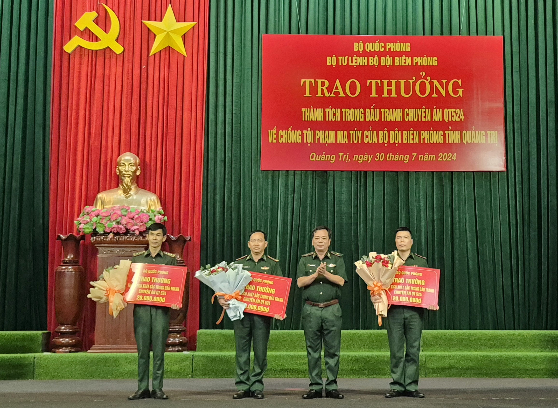 Khen thưởng thành tích đấu tranh phòng chống tội phạm ma túy