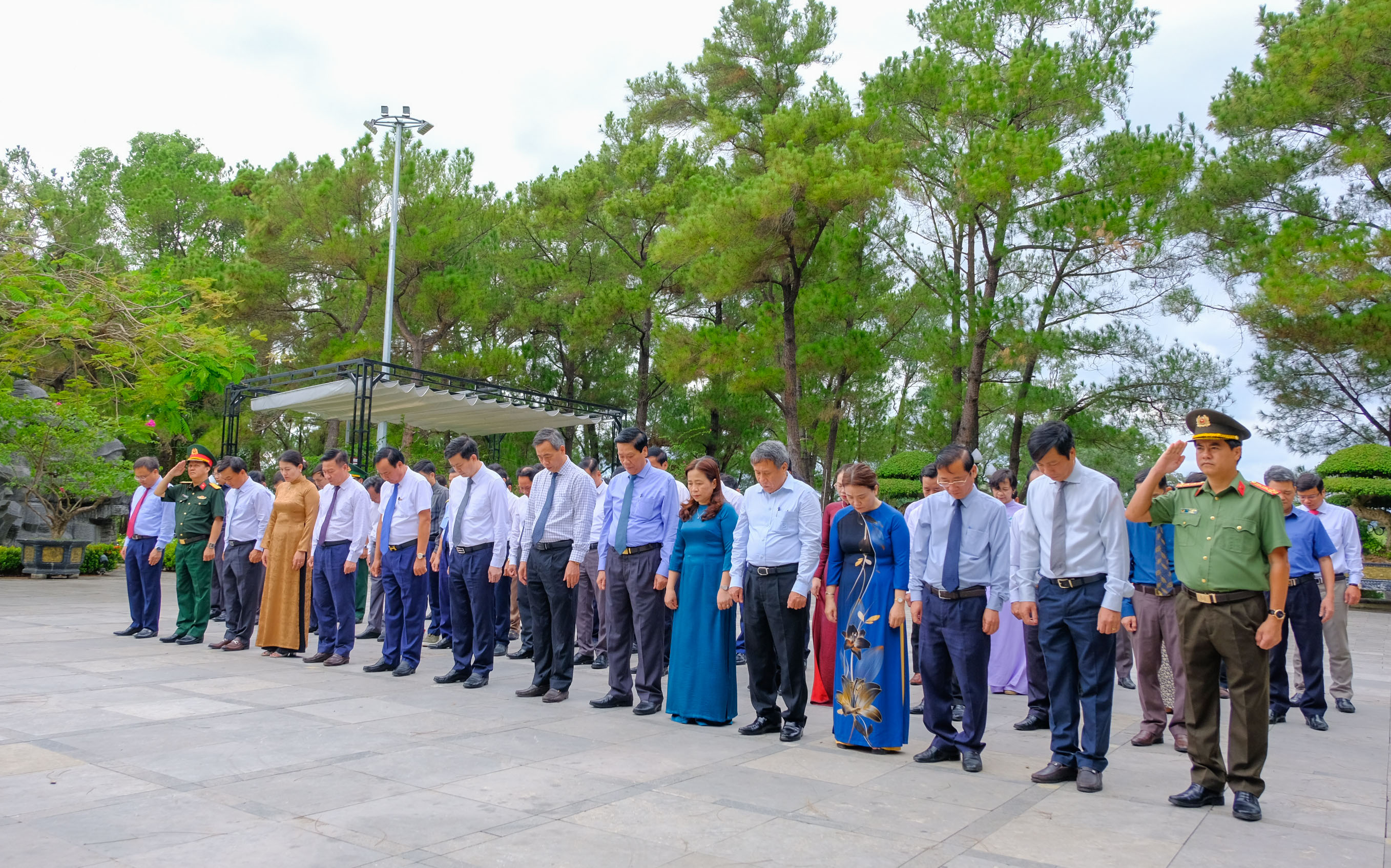 Les dirigeants provinciaux de Quang Tri offrent de l'encens et des fleurs pour rendre hommage aux martyrs héroïques