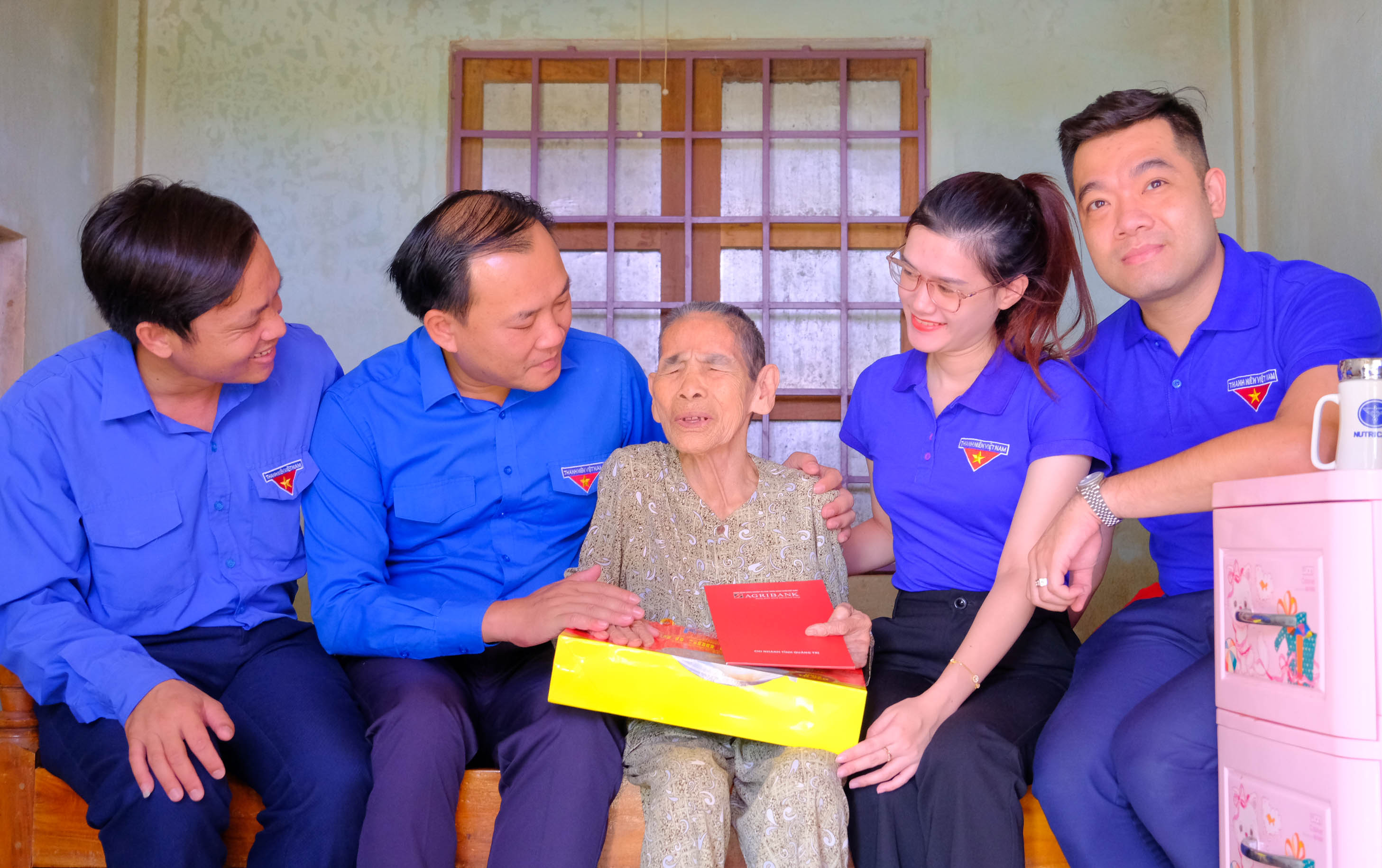 Visit and give gifts to Vietnamese Heroic Mothers