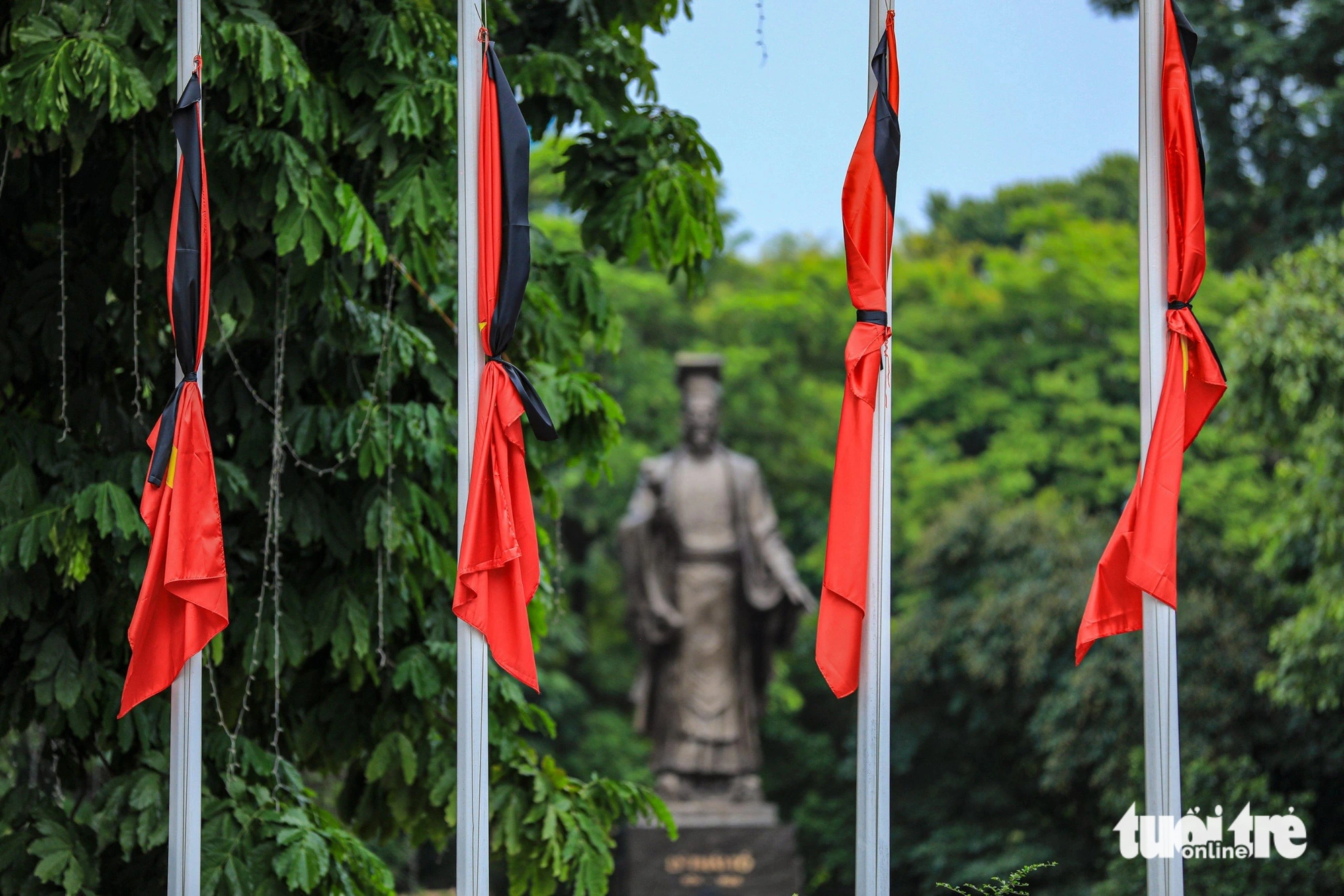 Nhiều tuyến đường tại Hà Nội chiếu phim tài liệu "Tổng Bí thư Nguyễn Phú Trọng - Nhà lãnh đạo kiên trung, trí tuệ và mẫu mực". Hình ảnh ghi nhận tại phố Tràng Tiền, quận Hoàn Kiếm - Ảnh: NGUYÊN BẢO