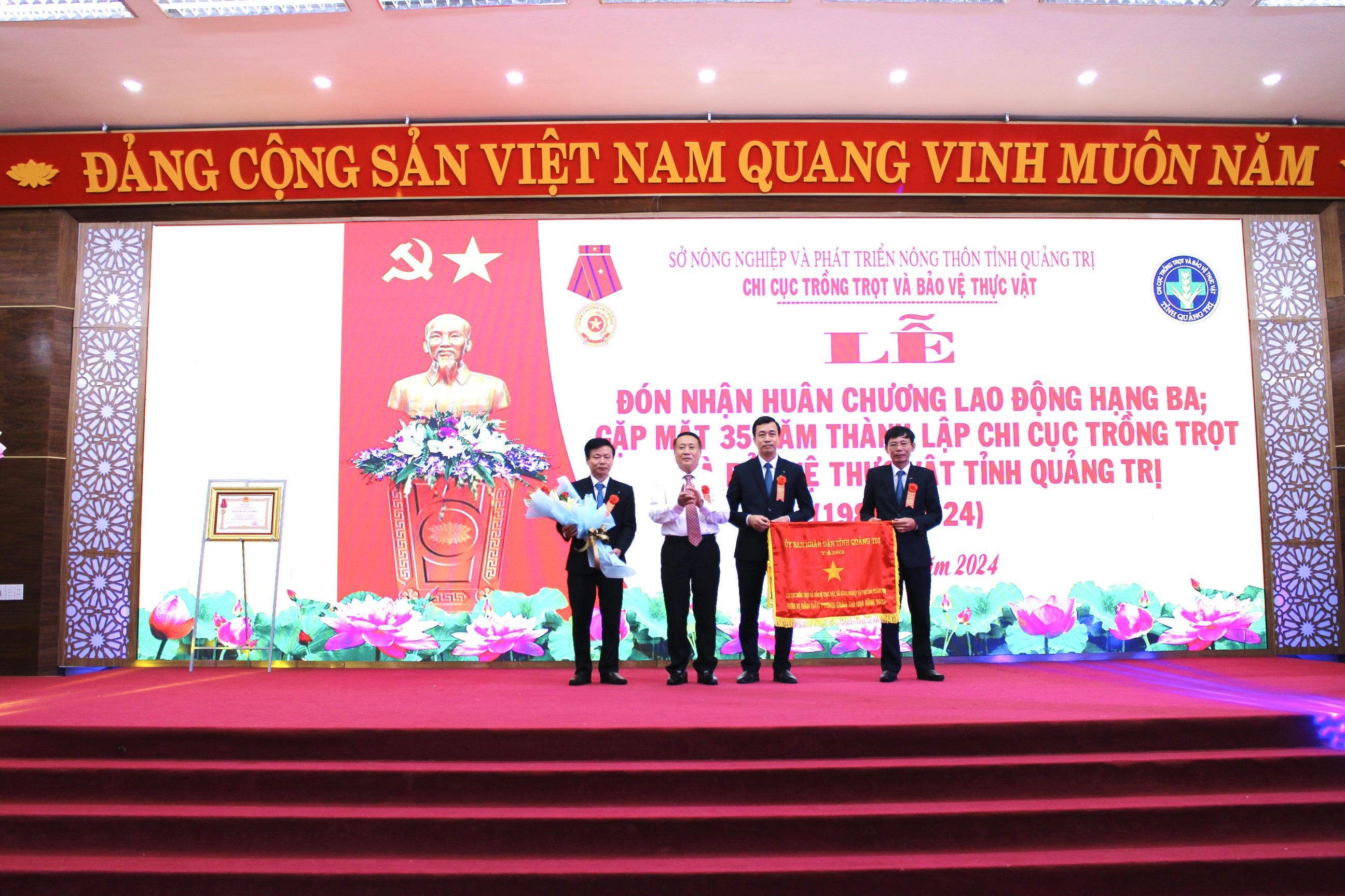 Chi cục Trồng trọt và Bảo vệ thực vật tỉnh Quảng Trị đón nhận Huân chương Lao động hạng Ba và gặp mặt nhân kỷ niệm 35 năm thành lập