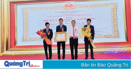 El Departamento de Cultivo y Protección Vegetal de la provincia de Quang Tri recibió la Medalla Laboral de Tercera Clase y se reunió para celebrar su 35° aniversario.