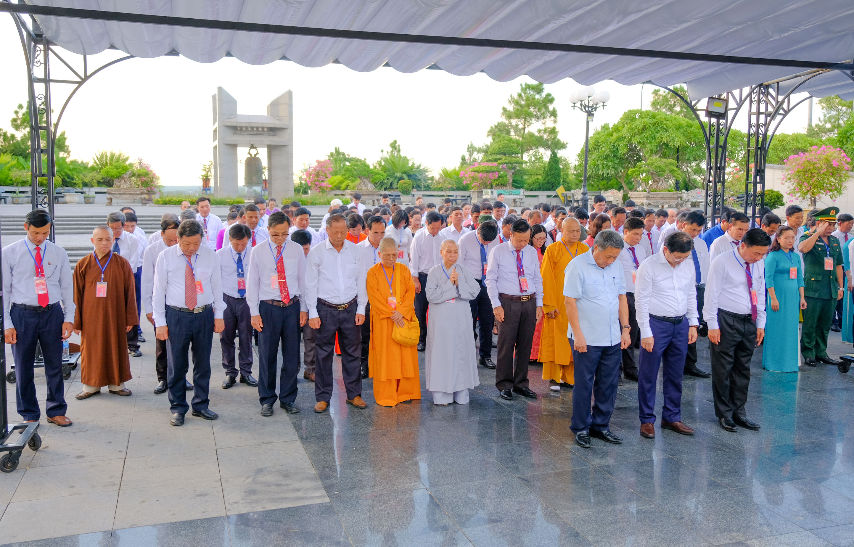 Delegates of the Vietnam Fatherland Front Congress of Quang Tri province reported achievements and offered incense to pay tribute to heroic martyrs.