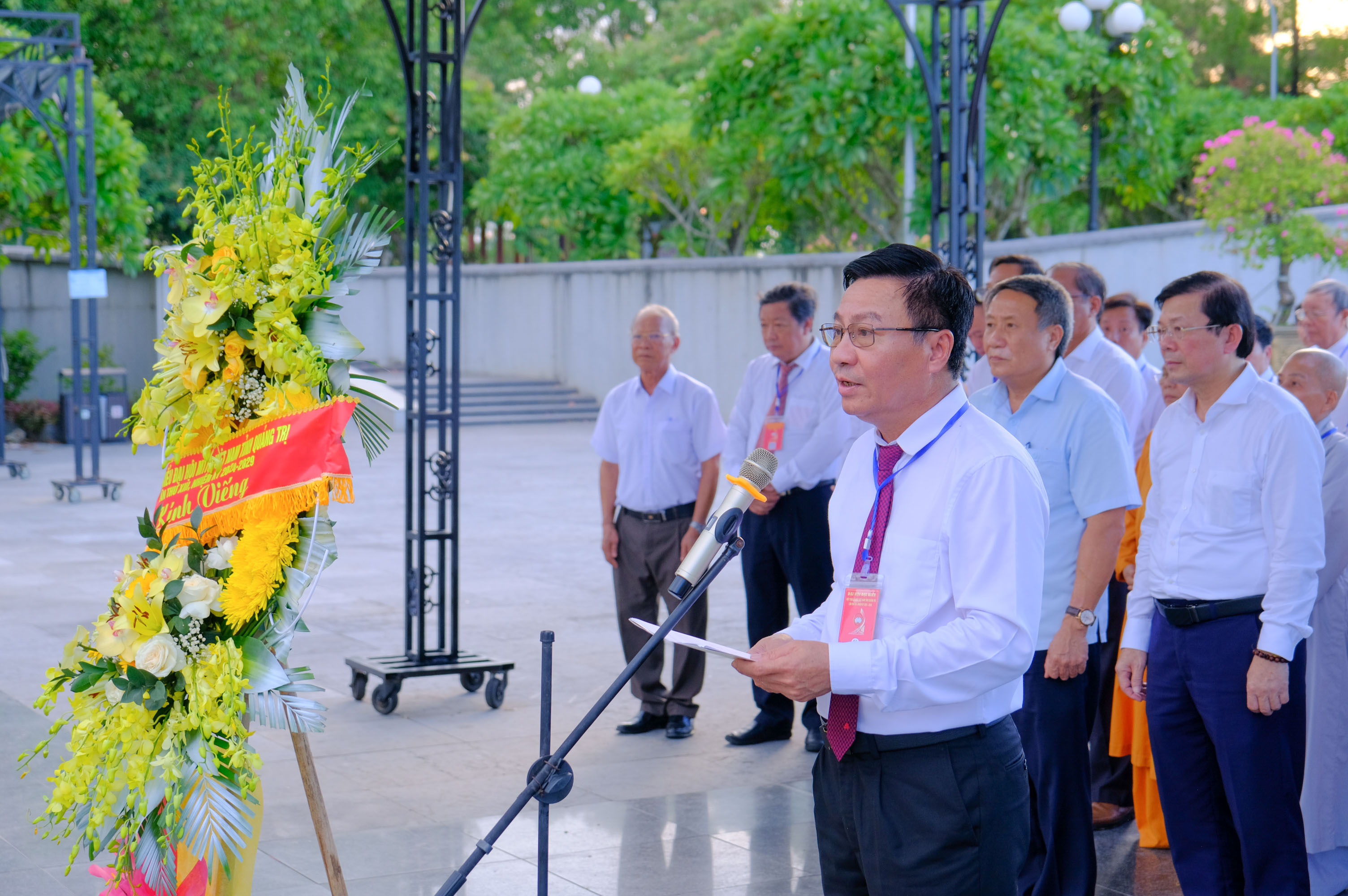 Delegates of the Vietnam Fatherland Front Congress of Quang Tri province reported achievements and offered incense to pay tribute to heroic martyrs.