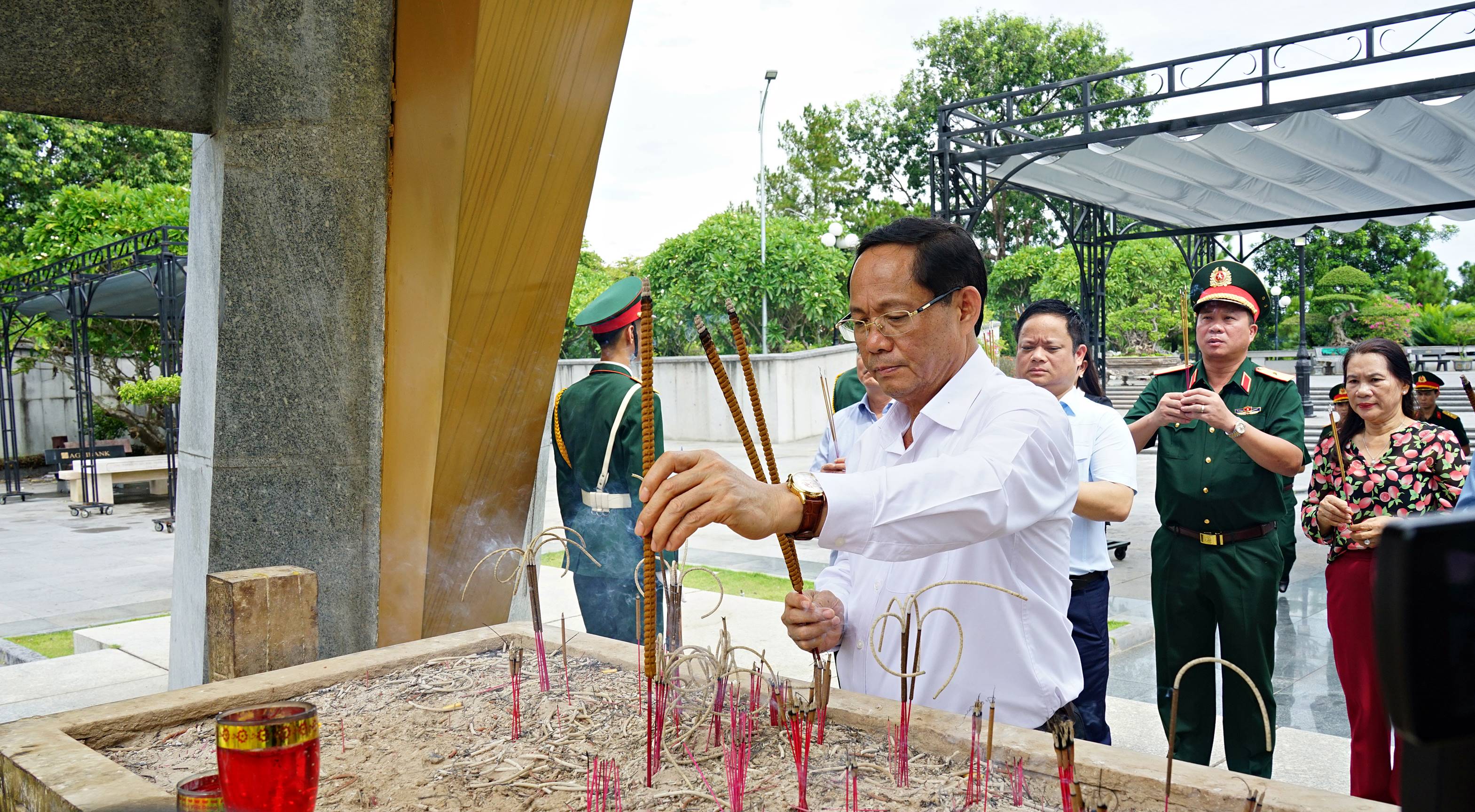 Phó Chủ tịch Quốc hội Trần Quang Phương thăm, tặng quà tại tỉnh Quảng Trị