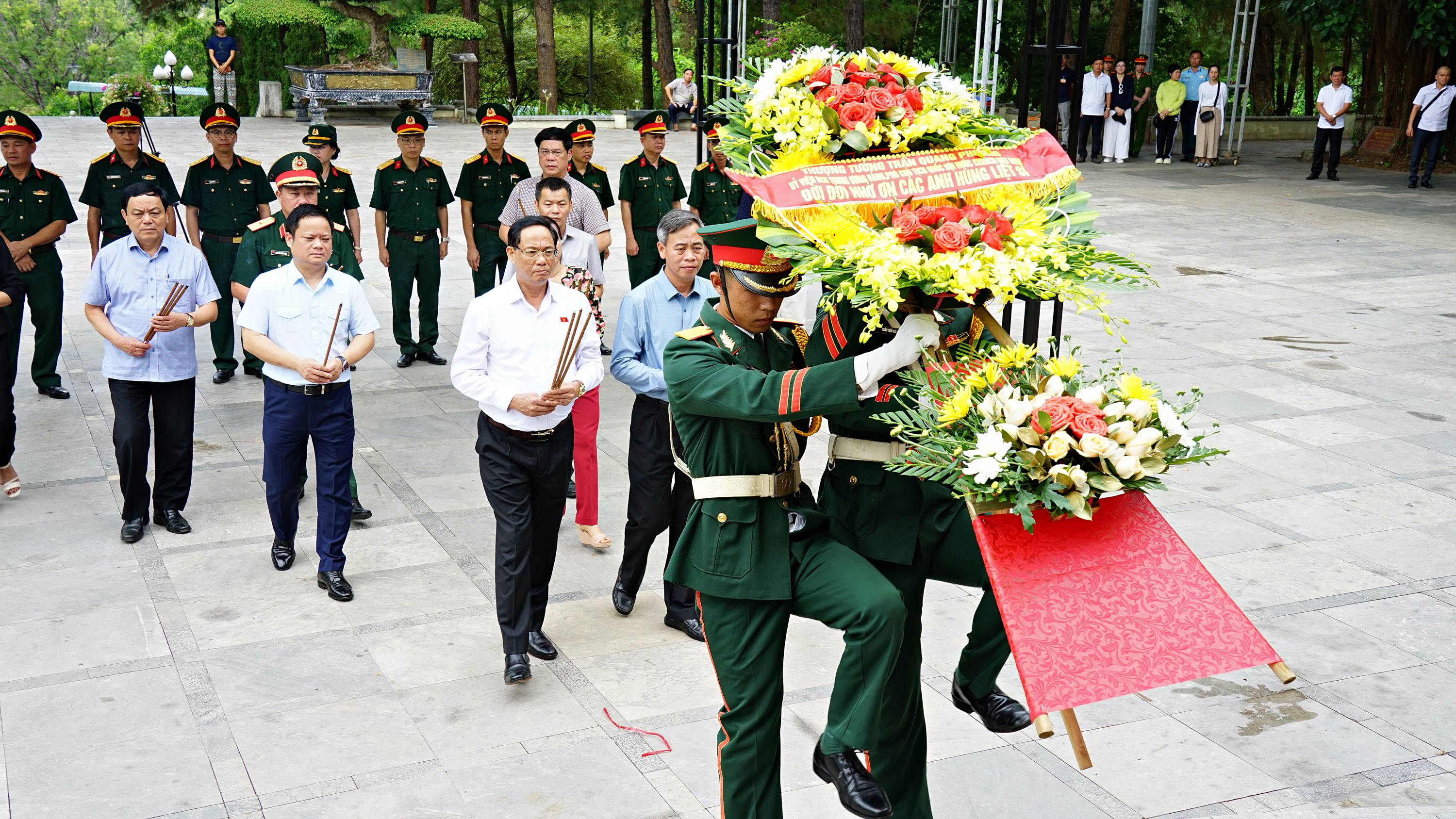 Phó Chủ tịch Quốc hội Trần Quang Phương thăm, tặng quà tại tỉnh Quảng Trị