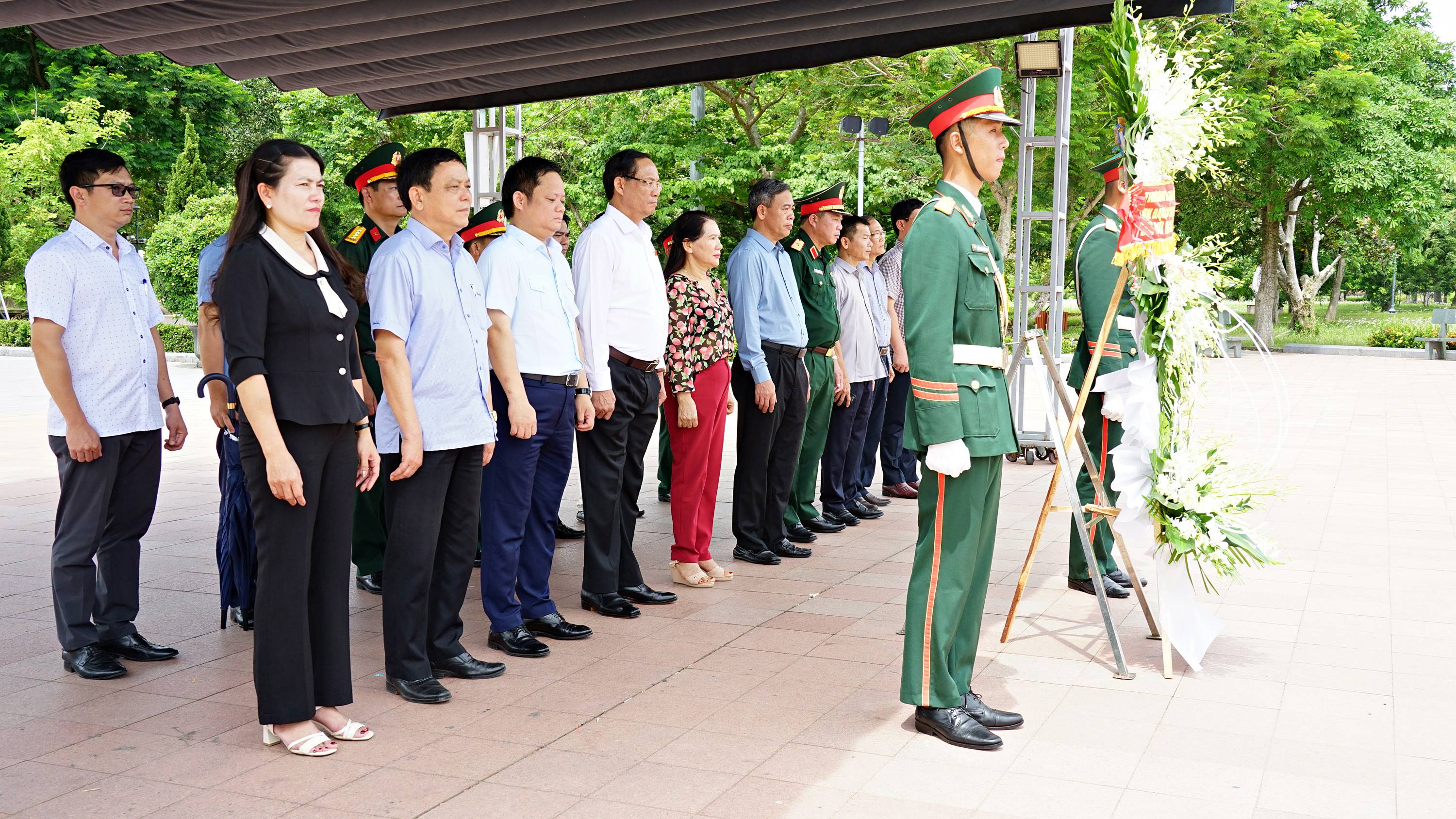 Phó Chủ tịch Quốc hội Trần Quang Phương thăm, tặng quà tại tỉnh Quảng Trị