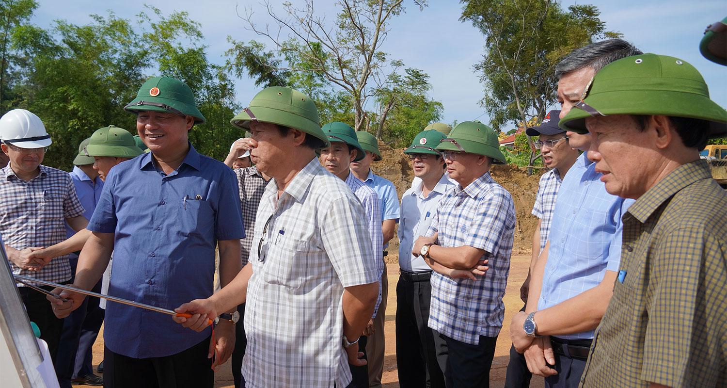 ประธานคณะกรรมการประชาชนจังหวัดกวางจิ นาย Vo Van Hung รับฟังรายงานความคืบหน้าของโครงการ