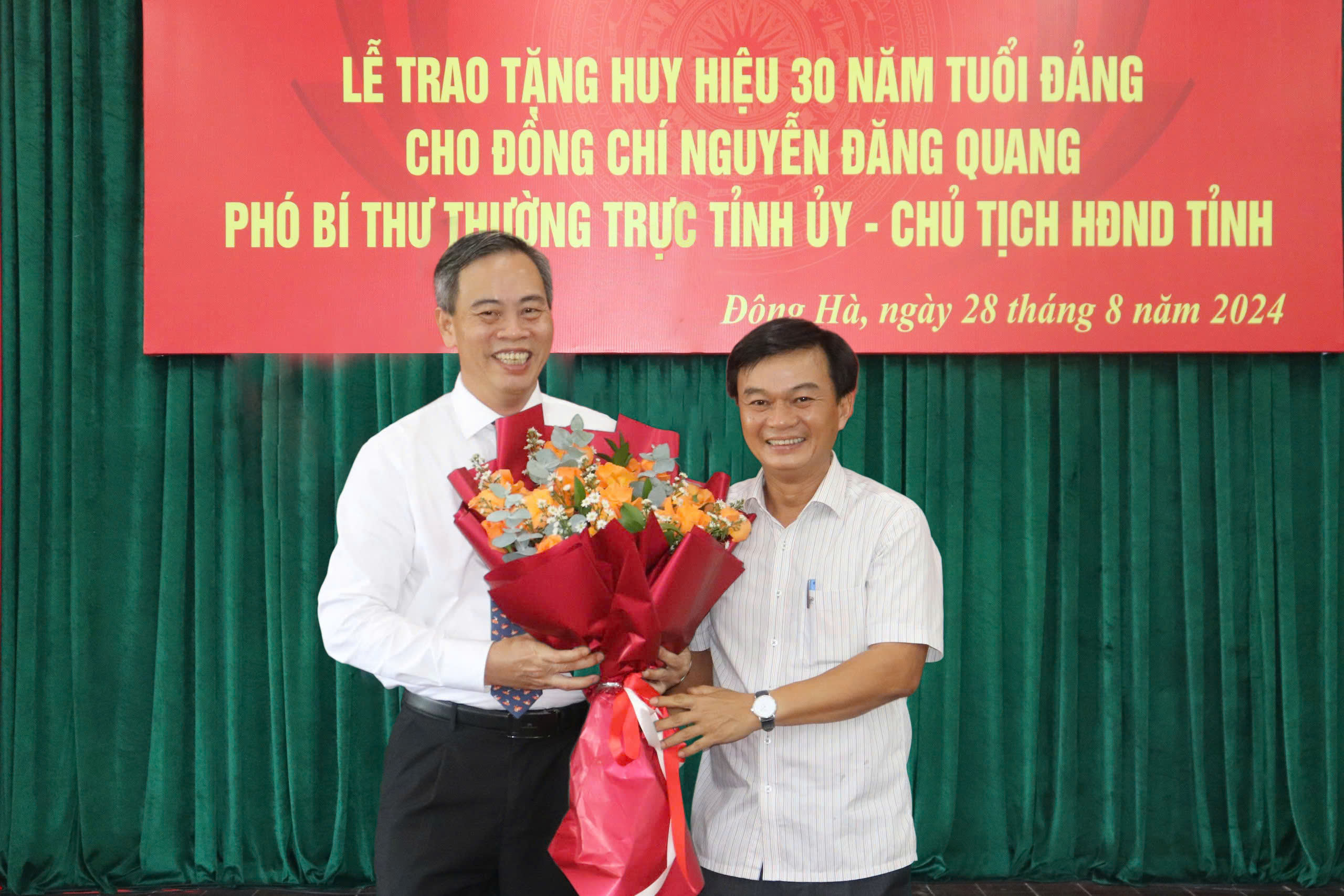 Trao Huy hiệu 30 năm tuổi Đảng cho Phó Bí thư Thường trực Tỉnh ủy, Chủ tịch HĐND tỉnh Nguyễn Đăng Quang