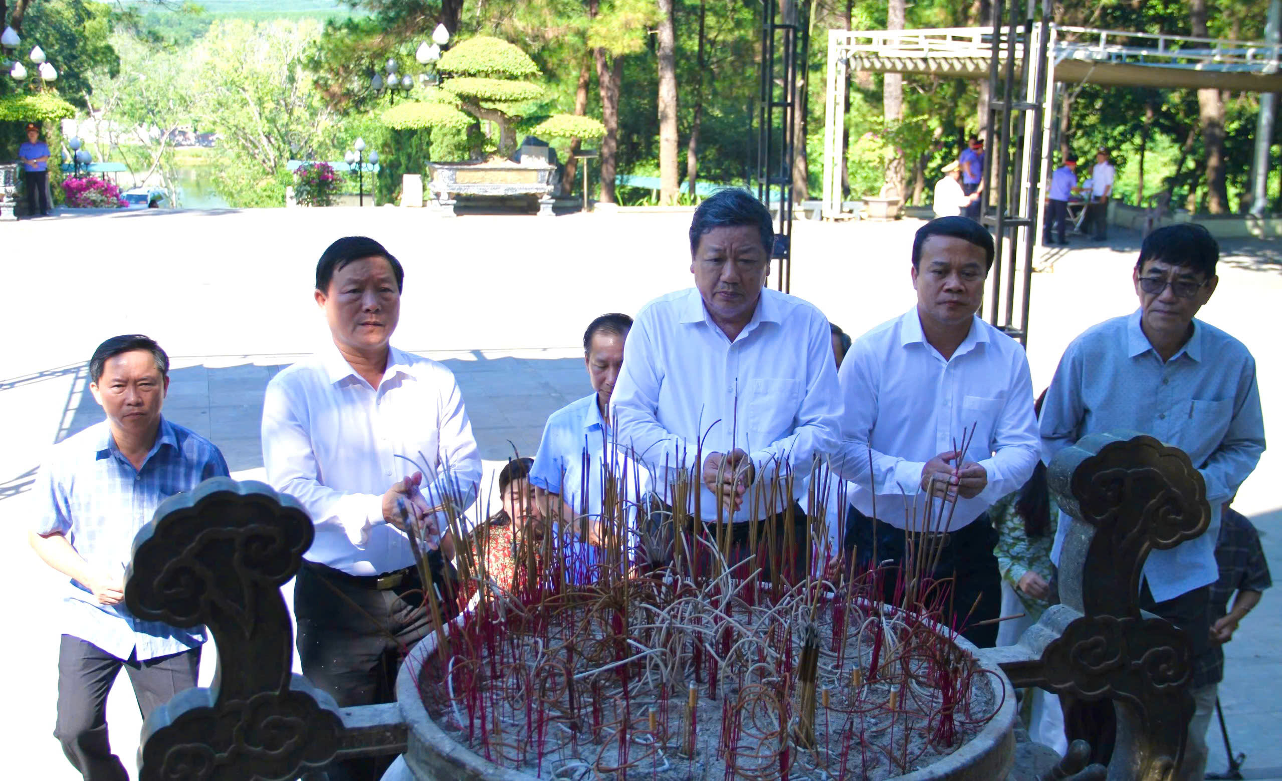 Khối thi đua các cơ quan đảng: Tri ân các anh hùng liệt sĩ và tặng quà cho người nghèo