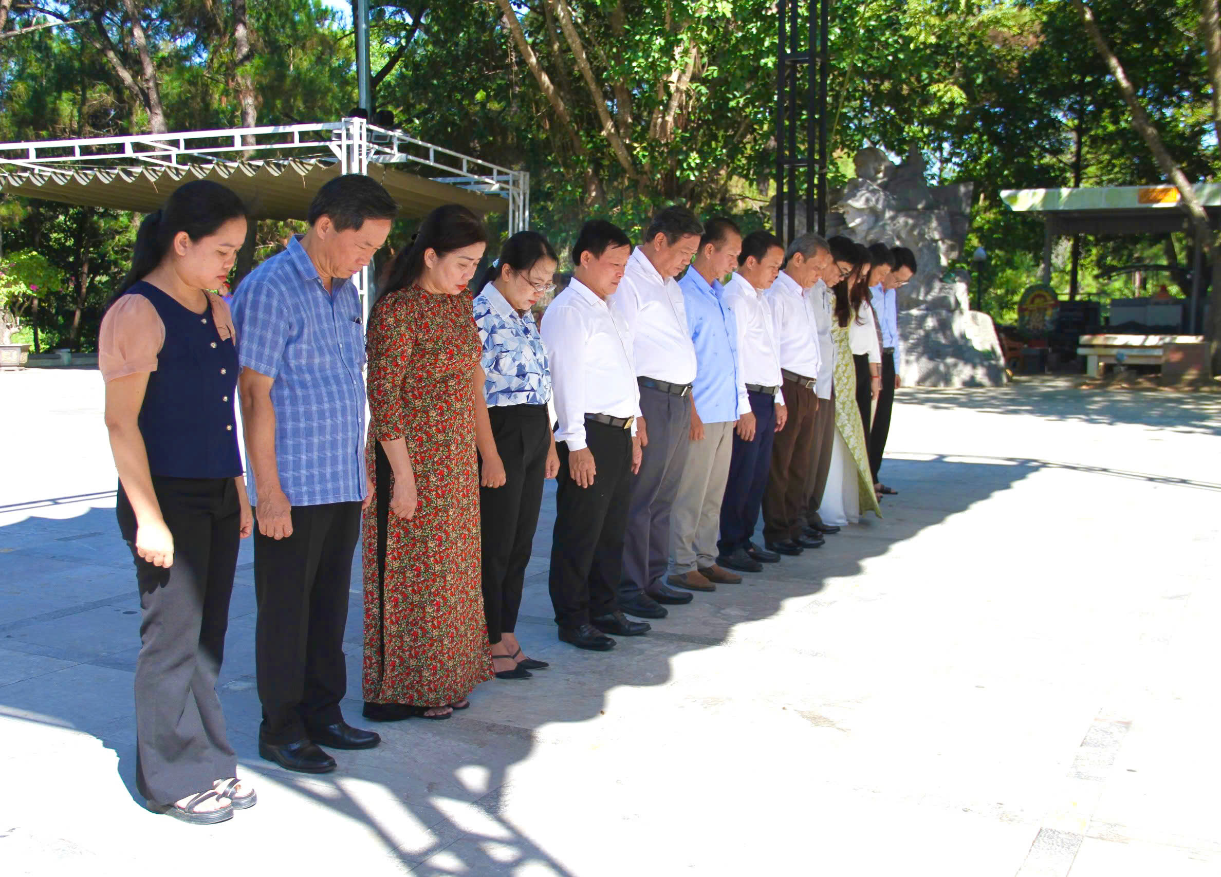 Khối thi đua các cơ quan đảng: Tri ân các anh hùng liệt sĩ và tặng quà cho người nghèo