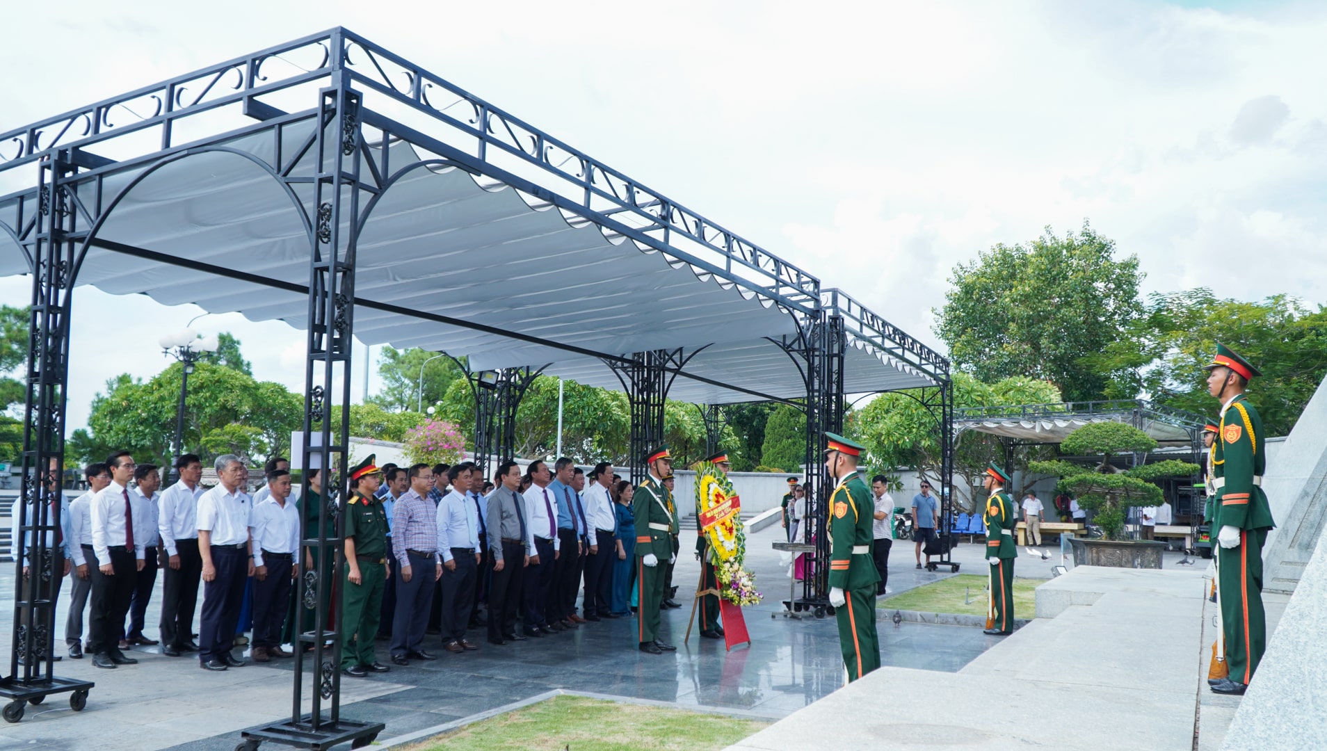 Lãnh đạo tỉnh Quảng Trị dâng hương tưởng nhớ các anh hùng liệt sĩ