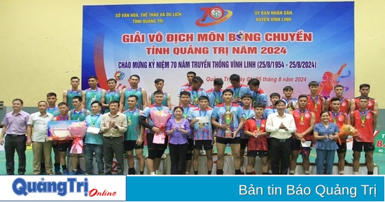 Les deux équipes de volley-ball masculine et féminine du district de Vinh Linh ont remporté la Coupe du Championnat.