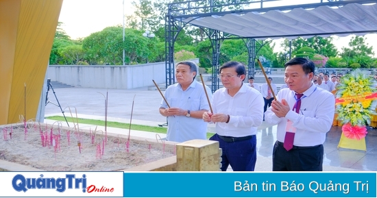 Delegates of the Vietnam Fatherland Front Congress of Quang Tri province reported achievements and offered incense to pay tribute to heroic martyrs.