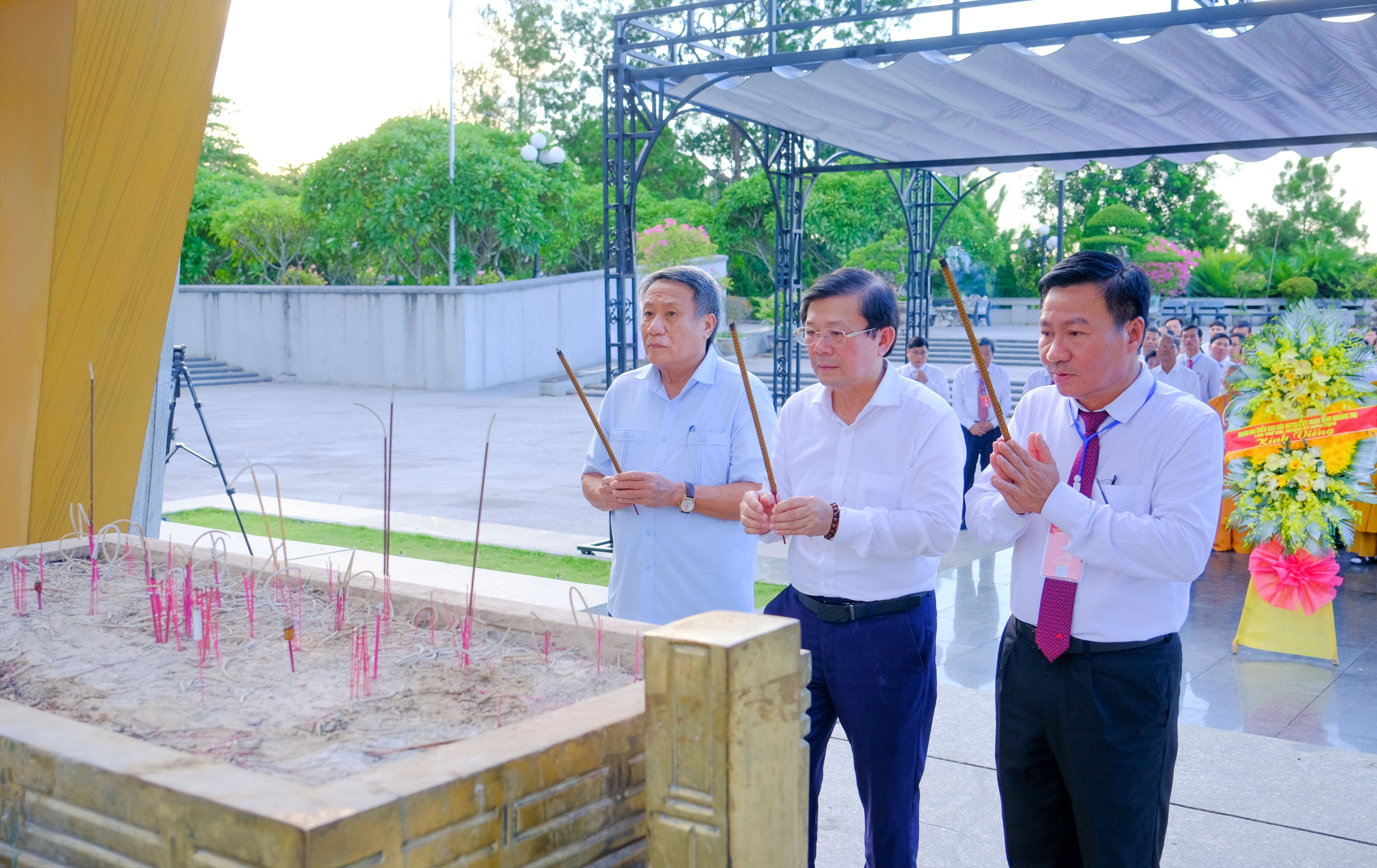 Delegates of the Vietnam Fatherland Front Congress of Quang Tri province reported achievements and offered incense to pay tribute to heroic martyrs.