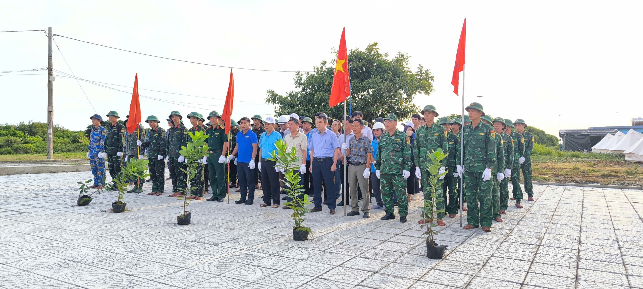 Ra quân vệ sinh môi trường và trồng cây xanh tại đảo Cồn Cỏ