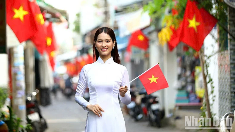 [Photo] Red flag with yellow star flutters all over the country's streets photo 2