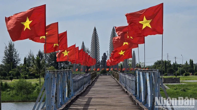 [Photo] Red flag with yellow star flutters all over the country's streets photo 13