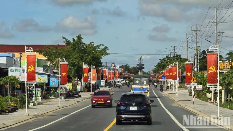 [Photo] Red flag with yellow star flutters all over the country's streets photo 4