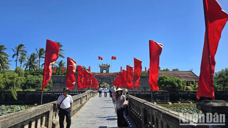 [Photo] Red flag with yellow star flutters all over the country's streets photo 9