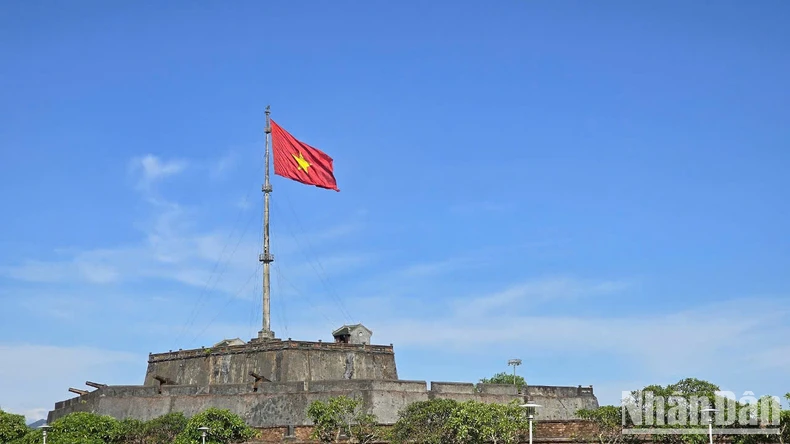 [Photo] Red flag with yellow star flutters all over the country's streets photo 8