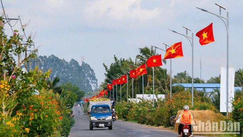 [Photo] Red flag with yellow star flutters all over the country's streets photo 7