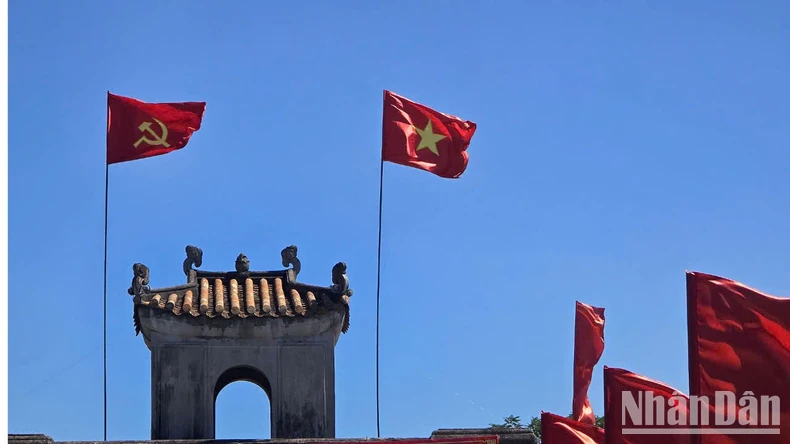 [Photo] Red flag with yellow star flutters all over the country's streets photo 10