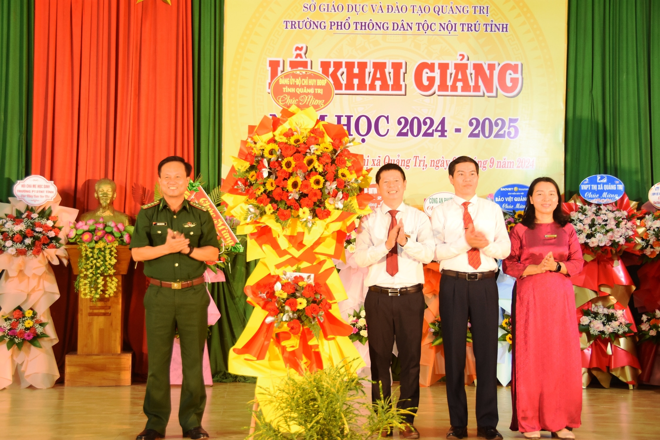 Bí thư Tỉnh ủy, Trưởng Đoàn ĐBQH tỉnh Lê Quang Tùng dự lễ khai giảng tại Trường Phổ thông Dân tộc nội trú tỉnh