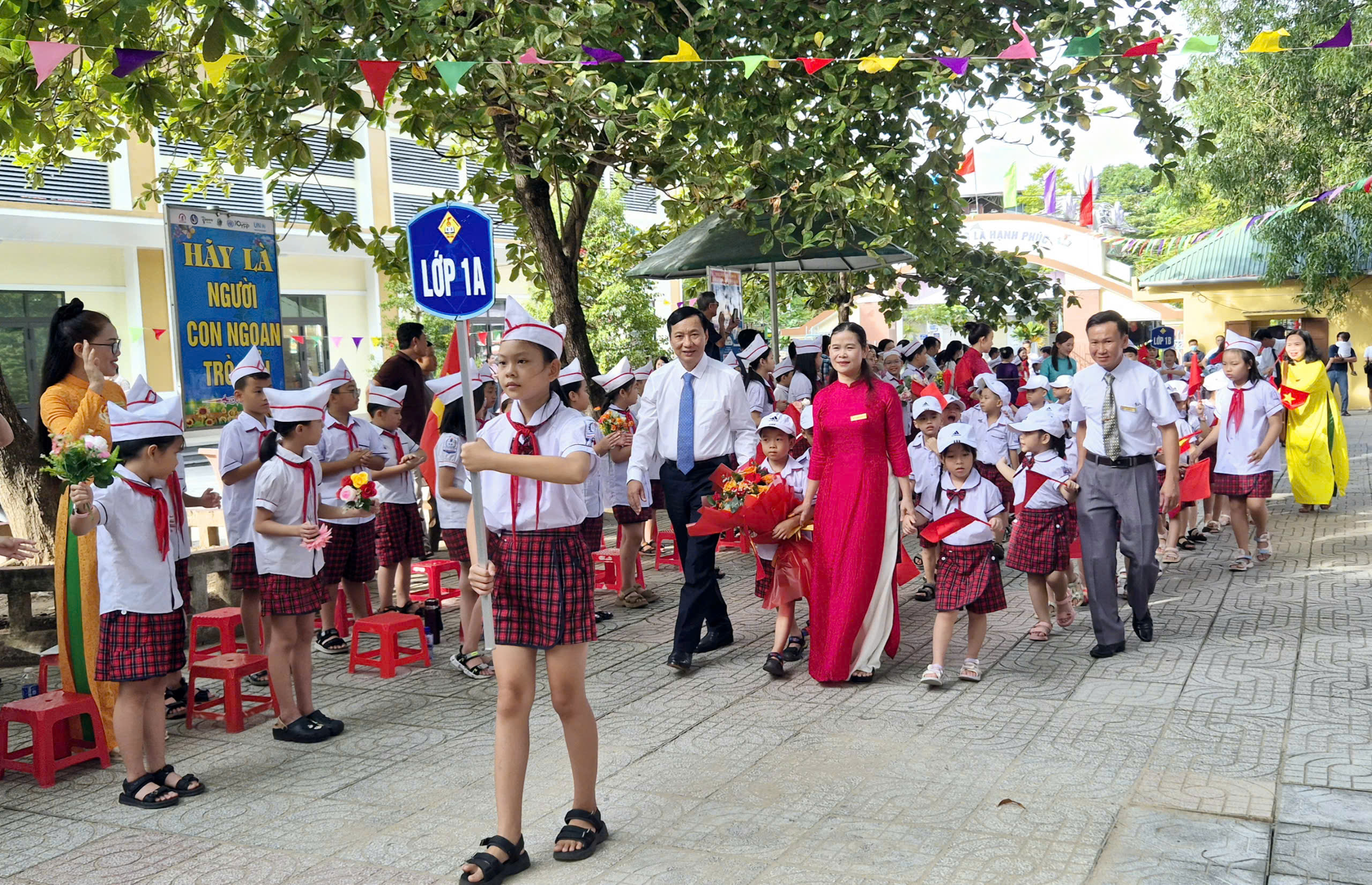 Führungskräfte der Provinz Quang Tri nehmen an der Eröffnungszeremonie des neuen Schuljahres in den Ortschaften teil