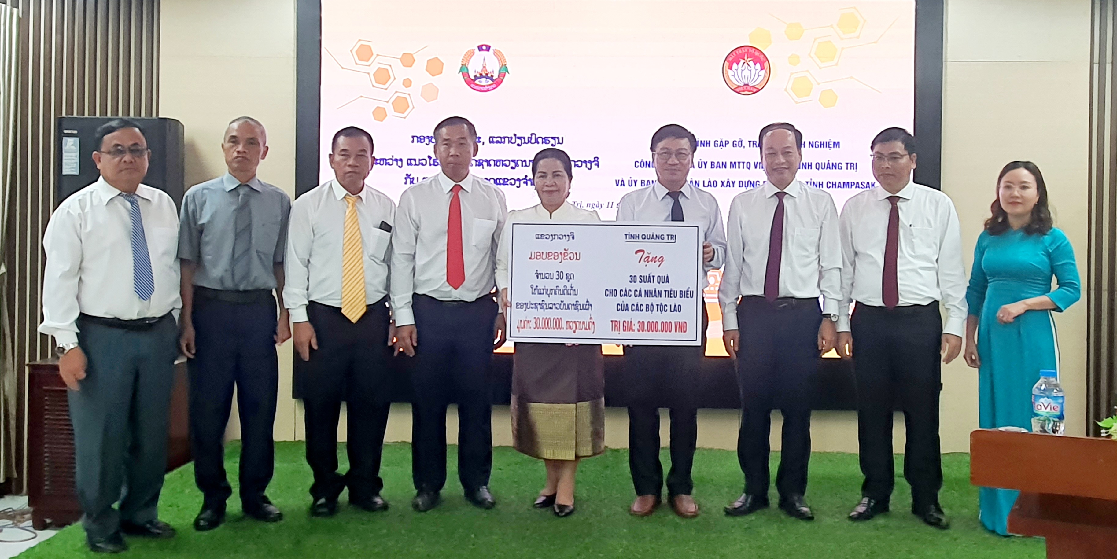 Treffen und Erfahrungsaustausch zwischen dem Komitee der Vietnamesischen Vaterländischen Front der Provinz Champasak und dem Komitee der Laotischen Front für Nationalen Aufbau der Provinz Champasak