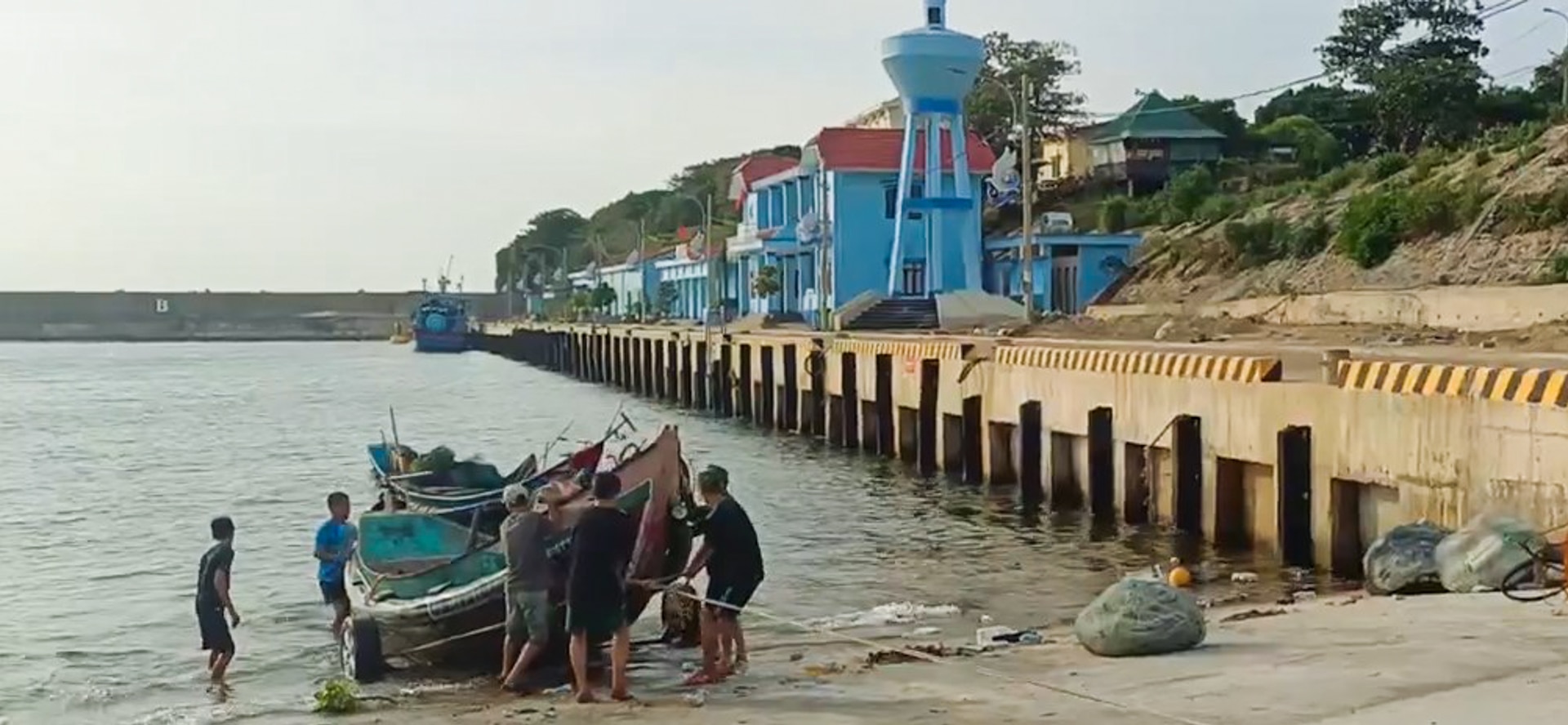 Phóng sự ảnh: Chủ động phòng chống áp thấp nhiệt đới có thể mạnh lên thành bão