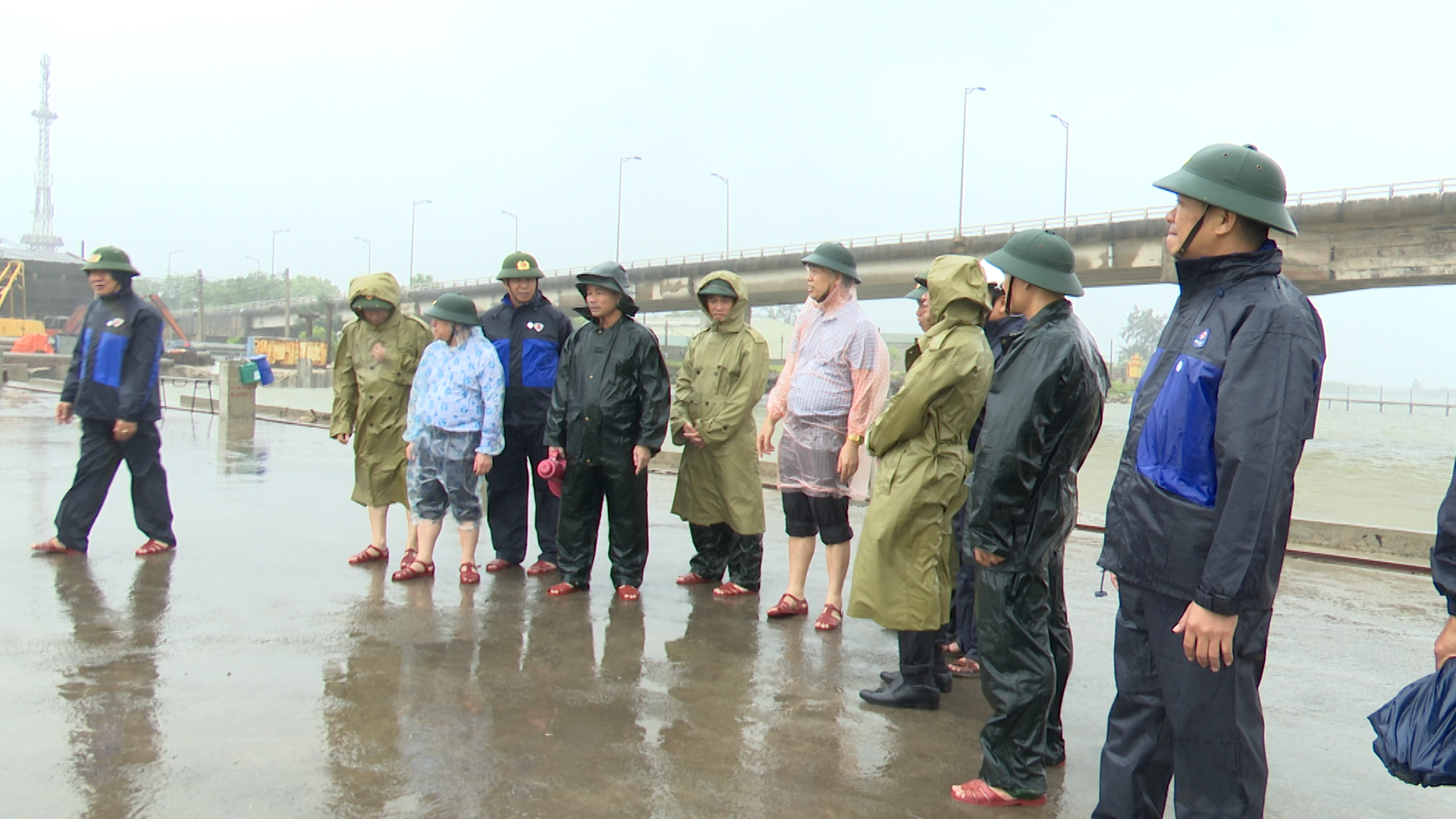 Phó Bí thư Thường trực Tỉnh ủy, Chủ tịch HĐND tỉnh Nguyễn Đăng Quang kiểm tra công tác phòng chống bão số 4 tại Triệu Phong