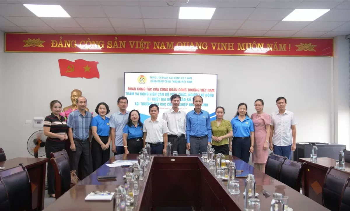 El Sindicato de Industria y Comercio de Vietnam visita las unidades afectadas por la tormenta número 3 en Quang Ninh.